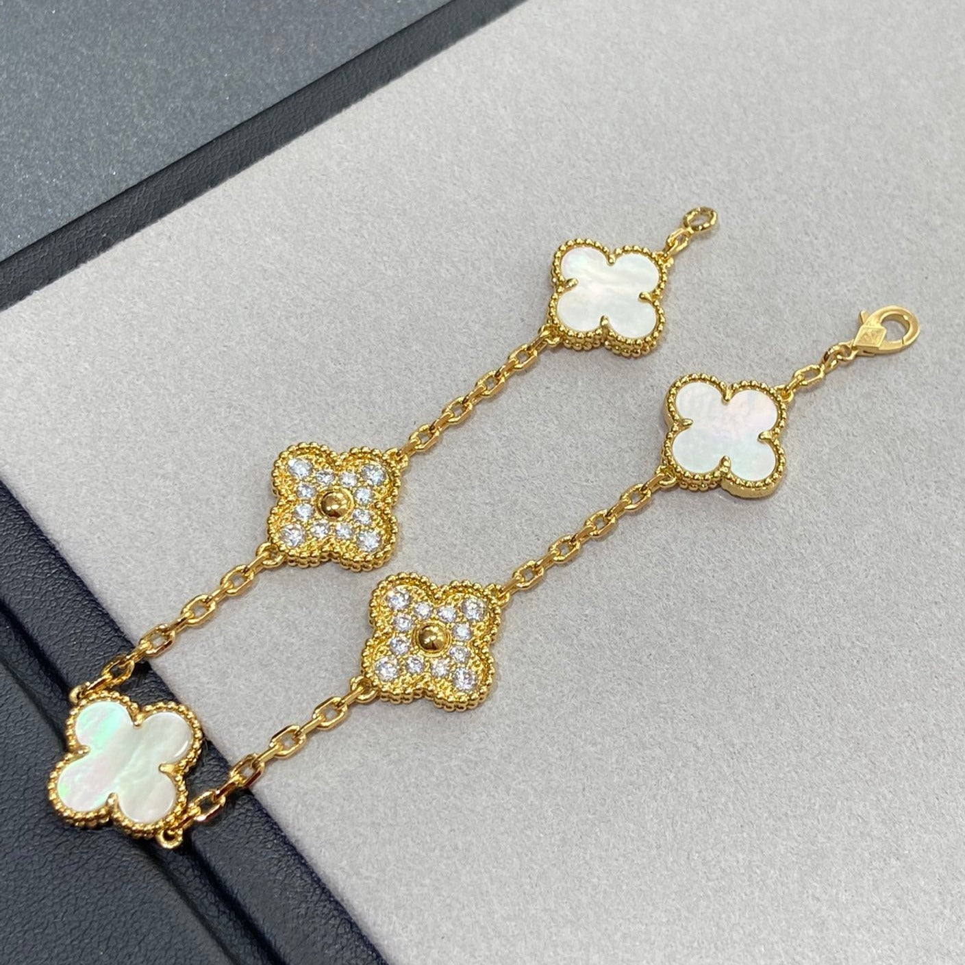 [Olivia JW]CLOVER BRACELET 5 MOTIF WHITE MOP DIAMOND