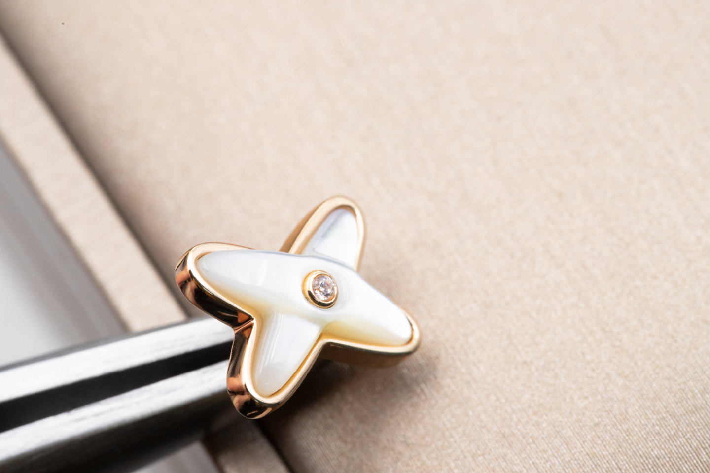 [Olivia Jewelry]JEUX DE WHITE MOP PINK GOLD DIAMOND EARRINGS