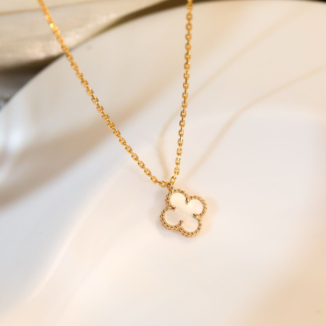 [Olivia Jewelry]CLOVER MINI 9.5MM WHITE MOTHER-OF-PEARL NECKLACE