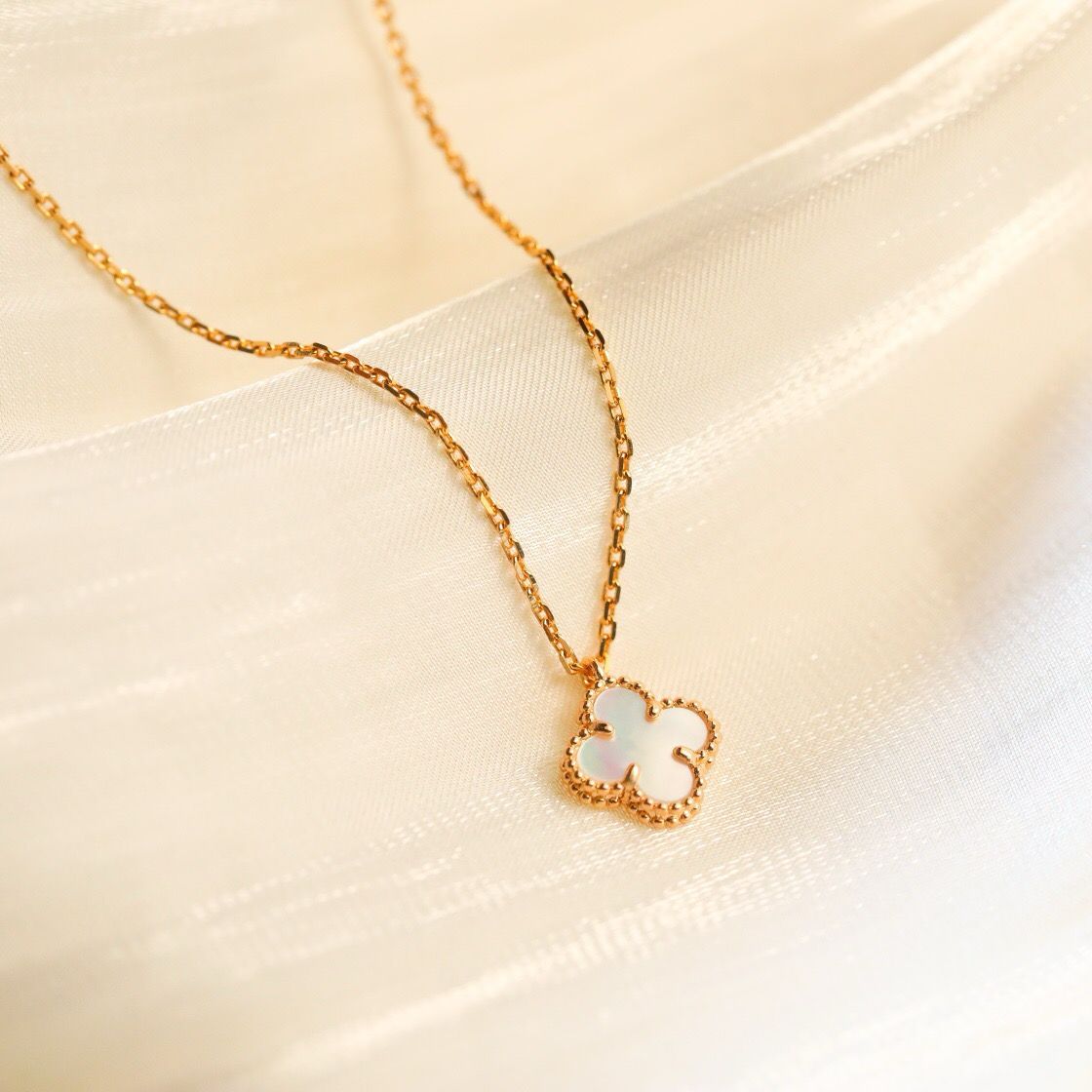 [Olivia Jewelry]CLOVER MINI 9.5MM WHITE MOTHER-OF-PEARL NECKLACE
