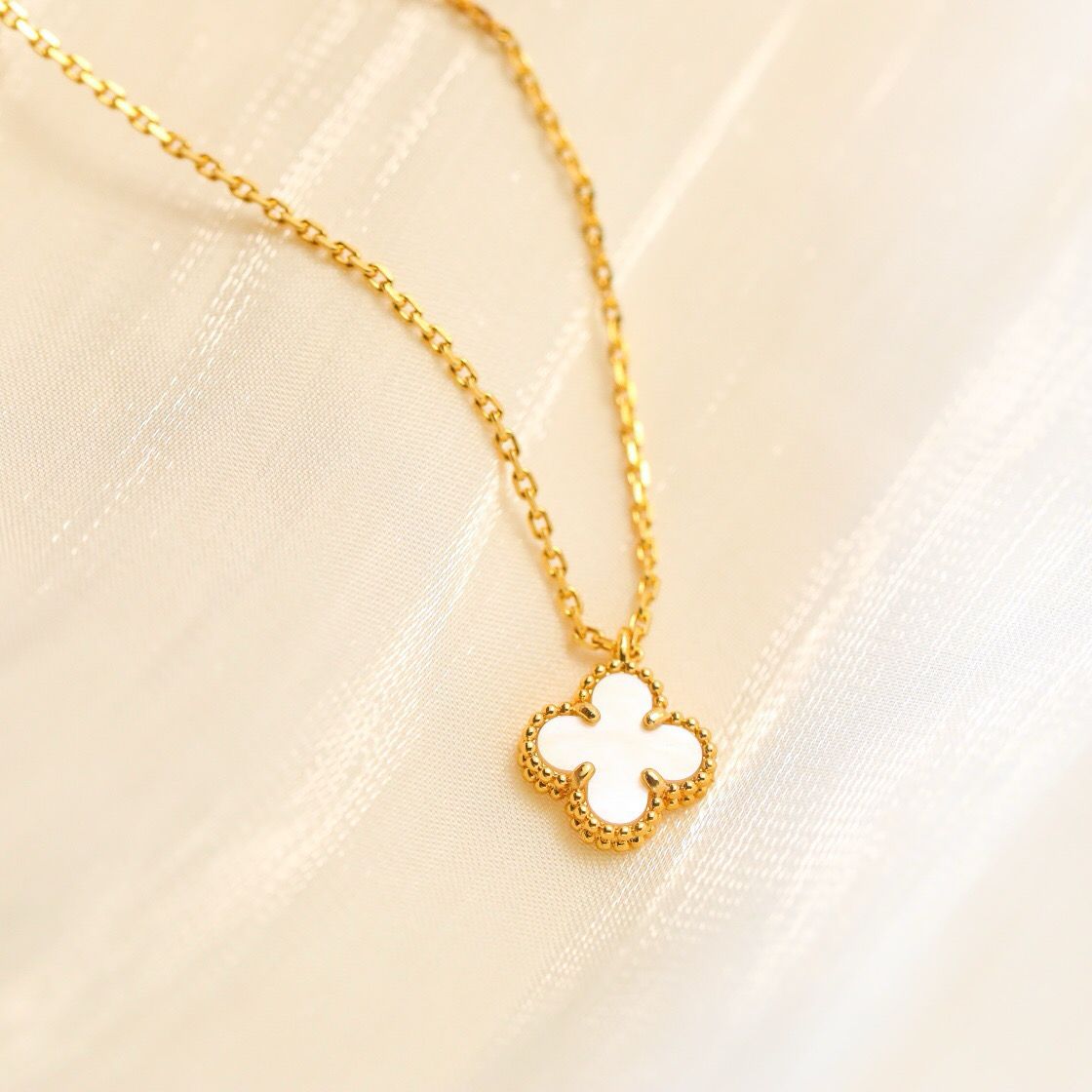 [Olivia Jewelry]CLOVER MINI 9.5MM WHITE MOTHER-OF-PEARL NECKLACE