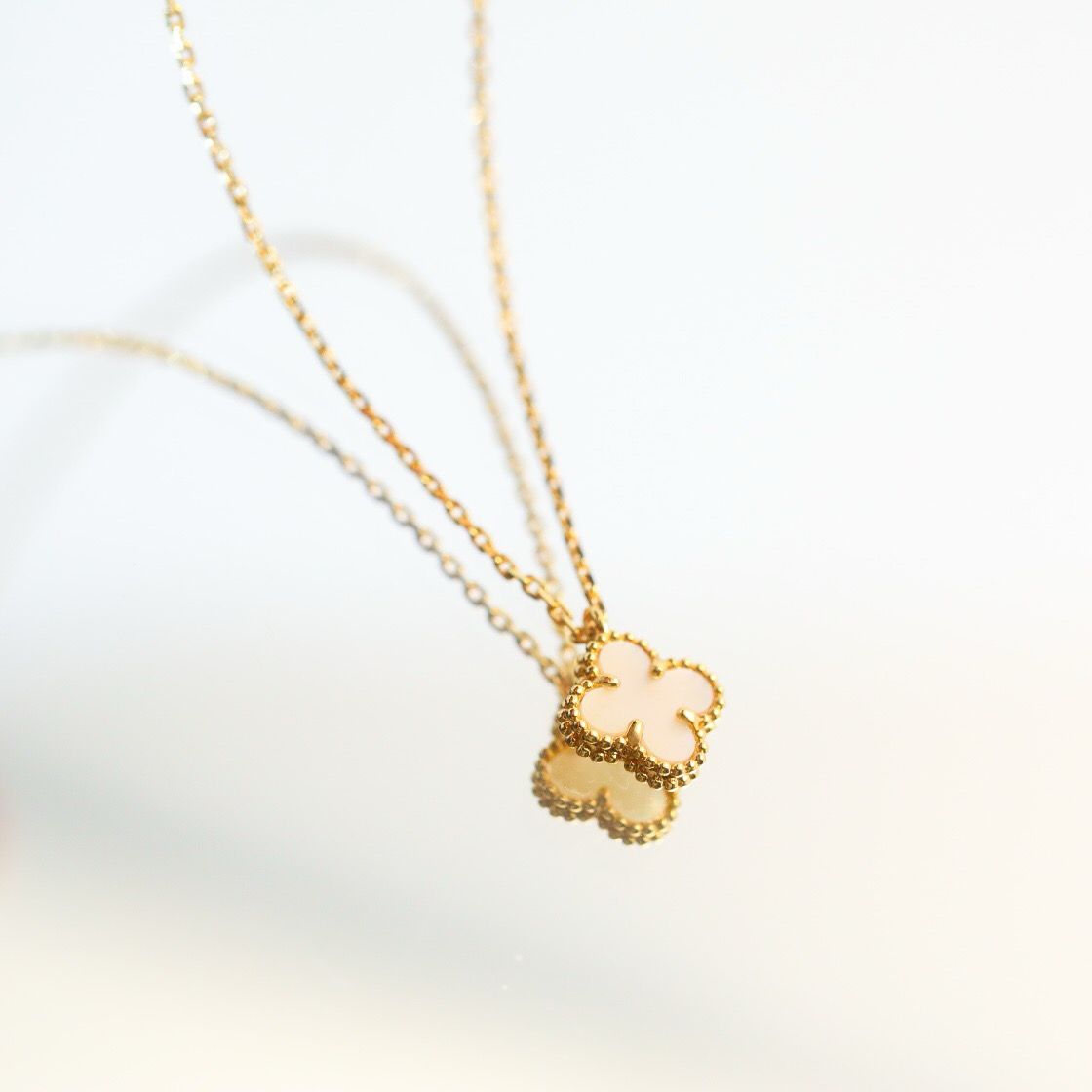 [Olivia Jewelry]CLOVER MINI 9.5MM WHITE MOTHER-OF-PEARL NECKLACE