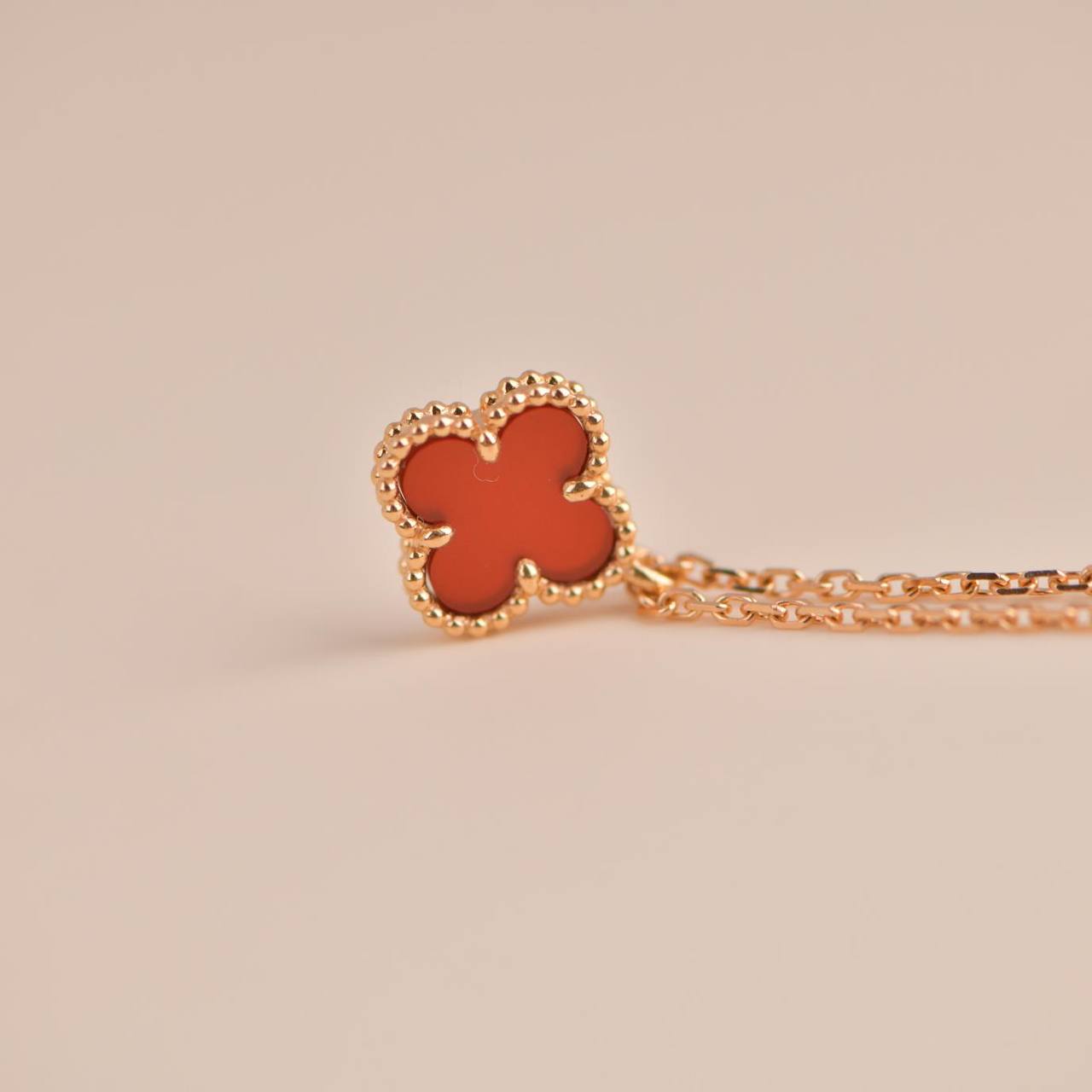 [Olivia Jewelry]CLOVER MINI 9.5MM WHITE CARNELIANS NECKLACE