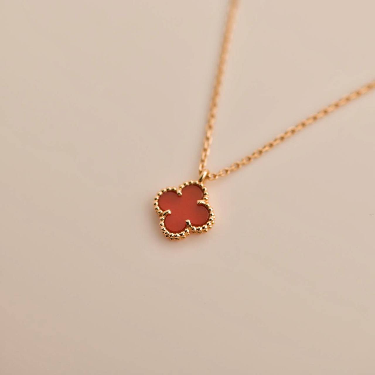 [Olivia Jewelry]CLOVER MINI 9.5MM WHITE CARNELIANS NECKLACE