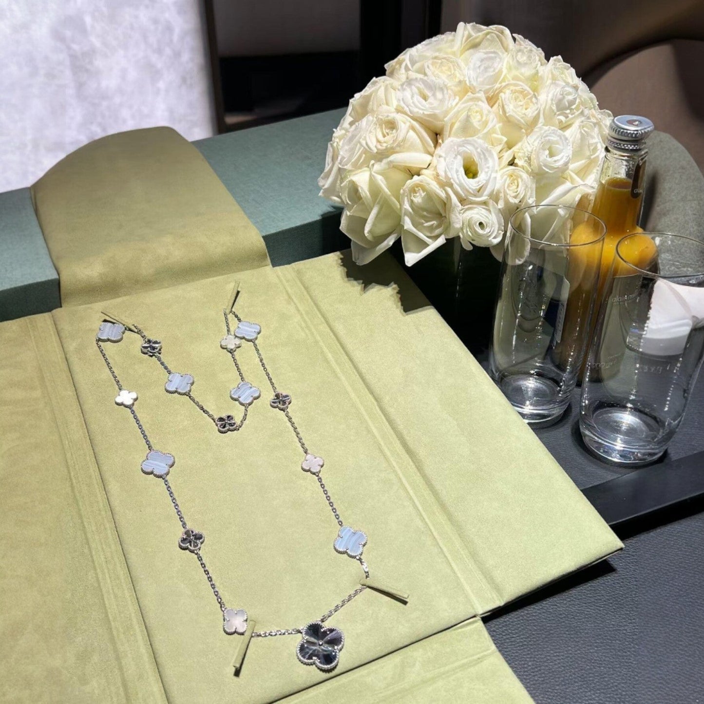 [Olivia JW]DETACHABLE CLOVER 15(11+4) FLOWER SILVER NECKLACE SET