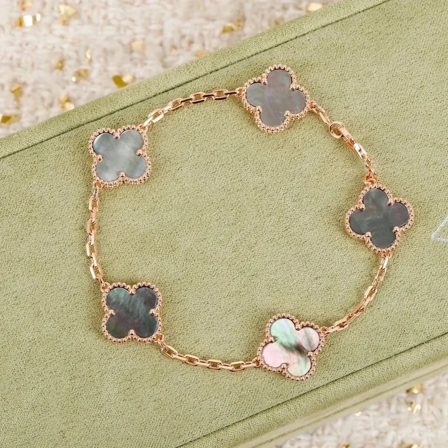 [Olivia JW]CLOVER 5 MOTIF GRAY MOP  BRACELET